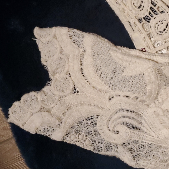 Miss Kelly Cream Small lace dress. - Picture 5 of 5